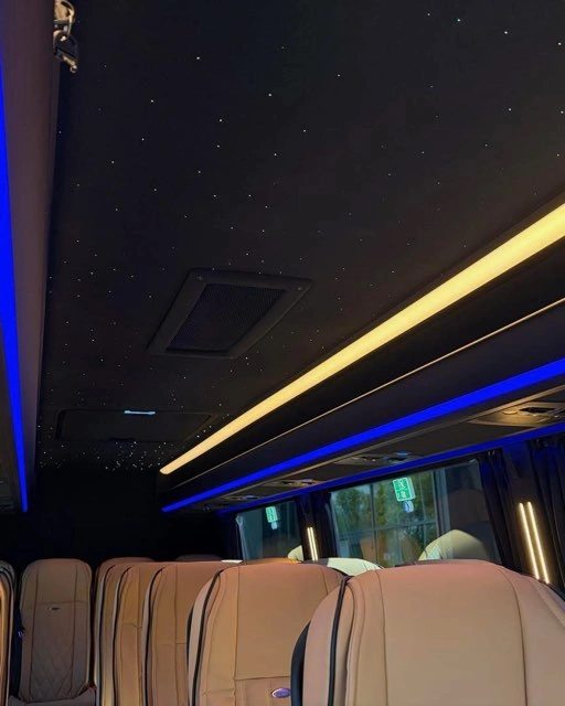 Sufit busa VIP z podświetleniem imitującym gwiaździste niebo