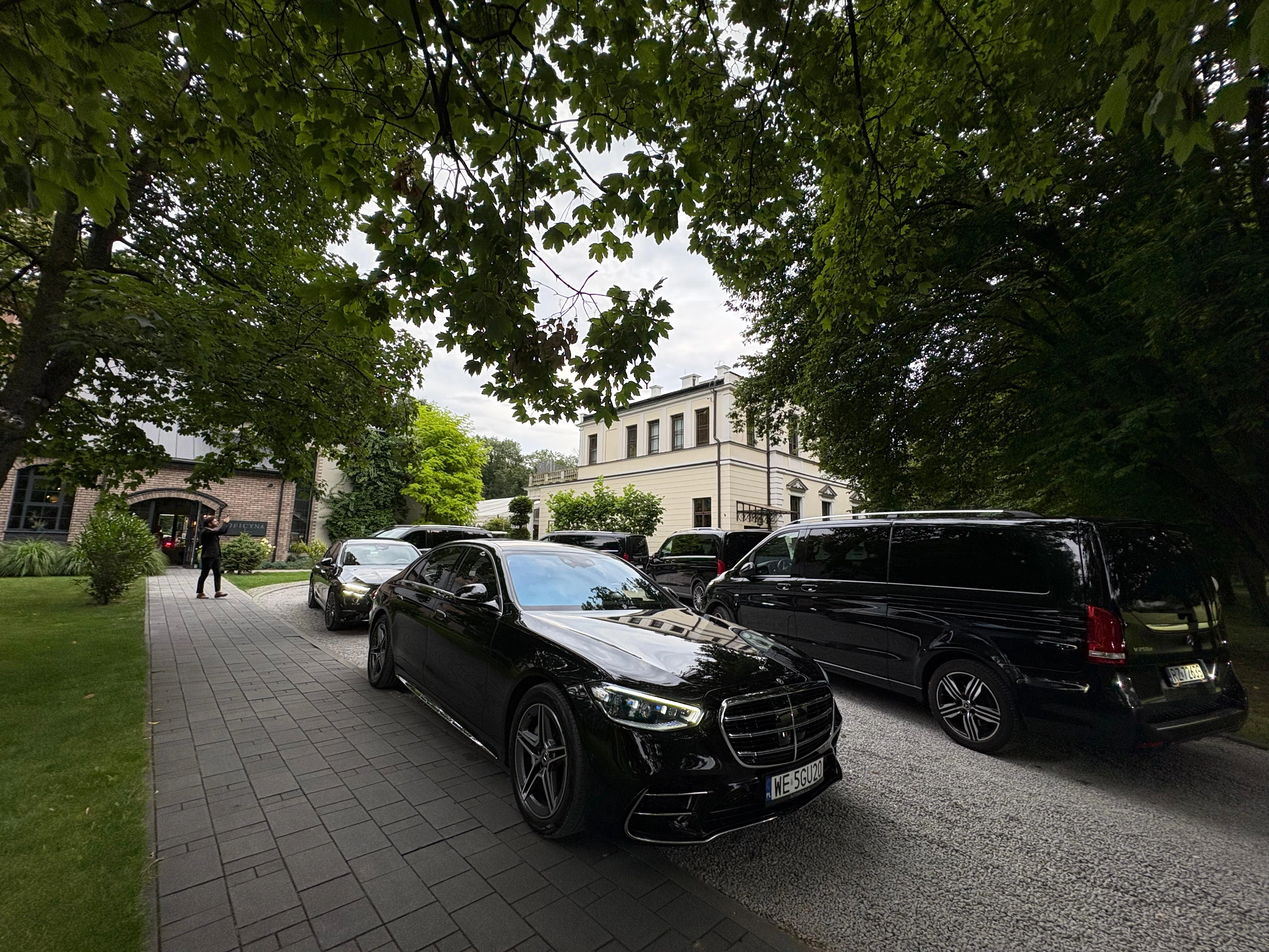 Kolumna czarnych Mercedesów przygotowana do obsługi wydarzenia