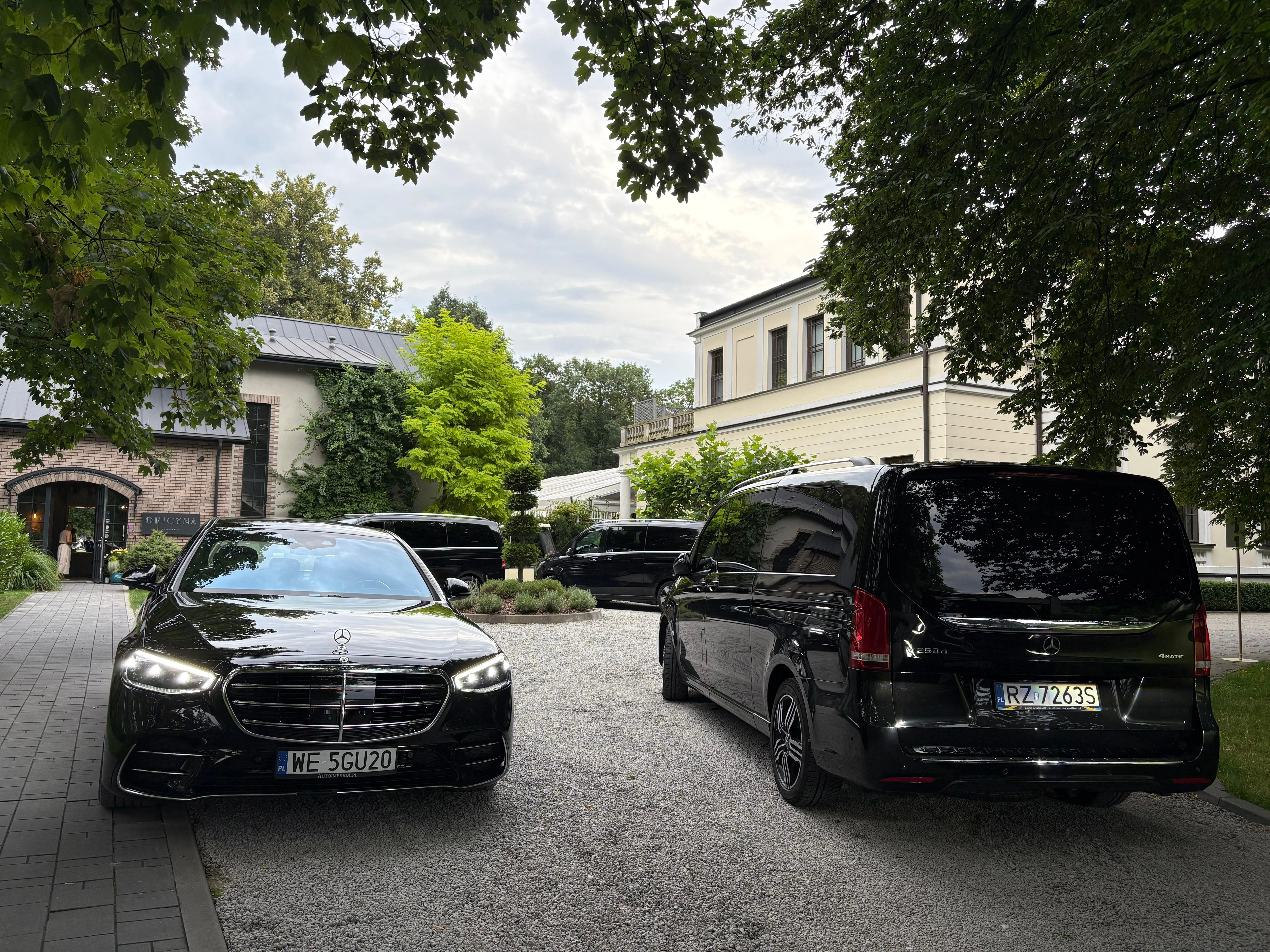 Mercedes klasy S i van klasy V podstawione pod wejście