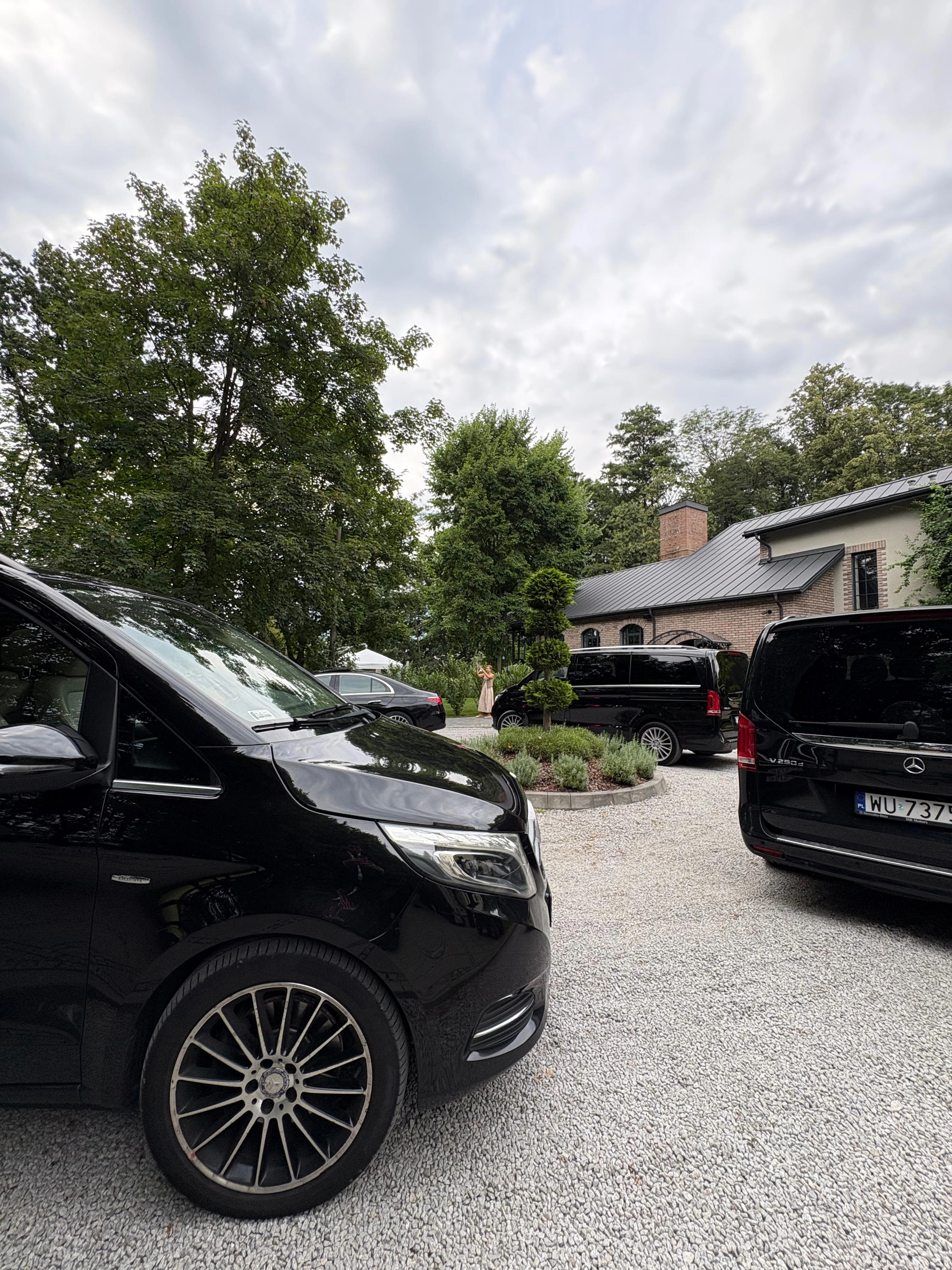 Flota Bus VIP Travel podstawiona przed obiektem