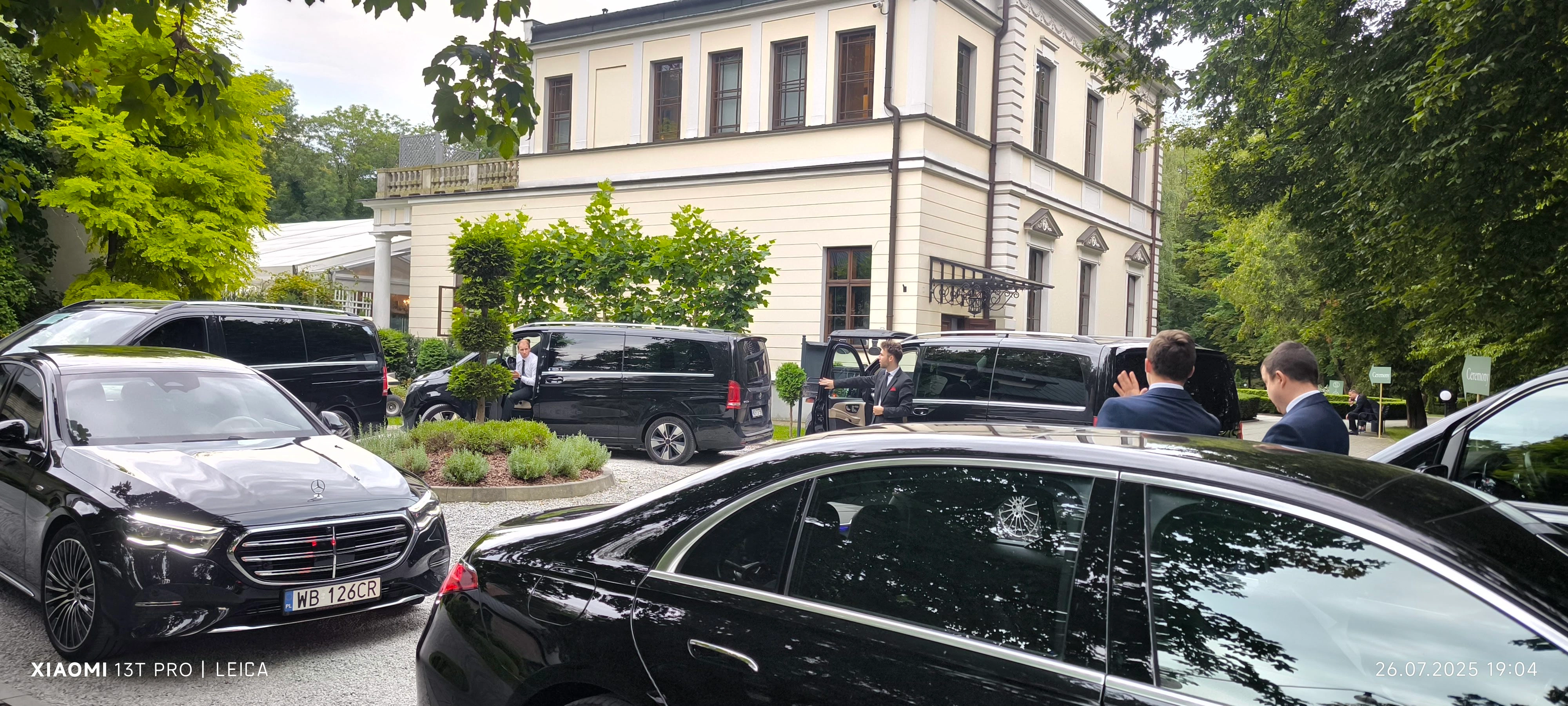 Obsługa transportowa konferencji - Mercedesy przed budynkiem