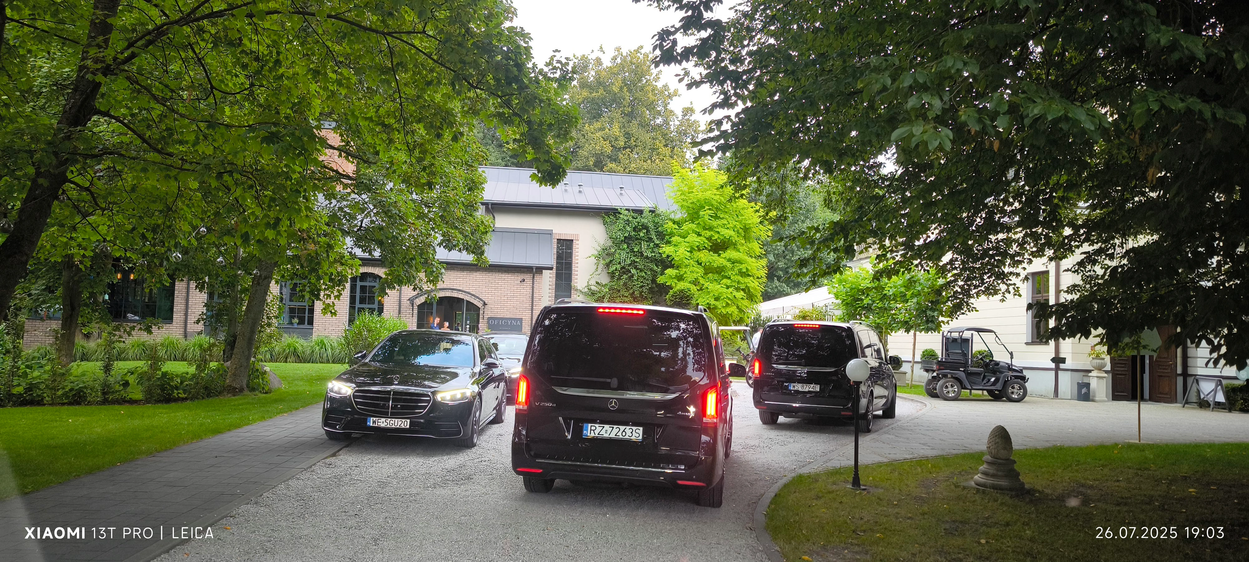 Vany Mercedes klasy V przed hotelem