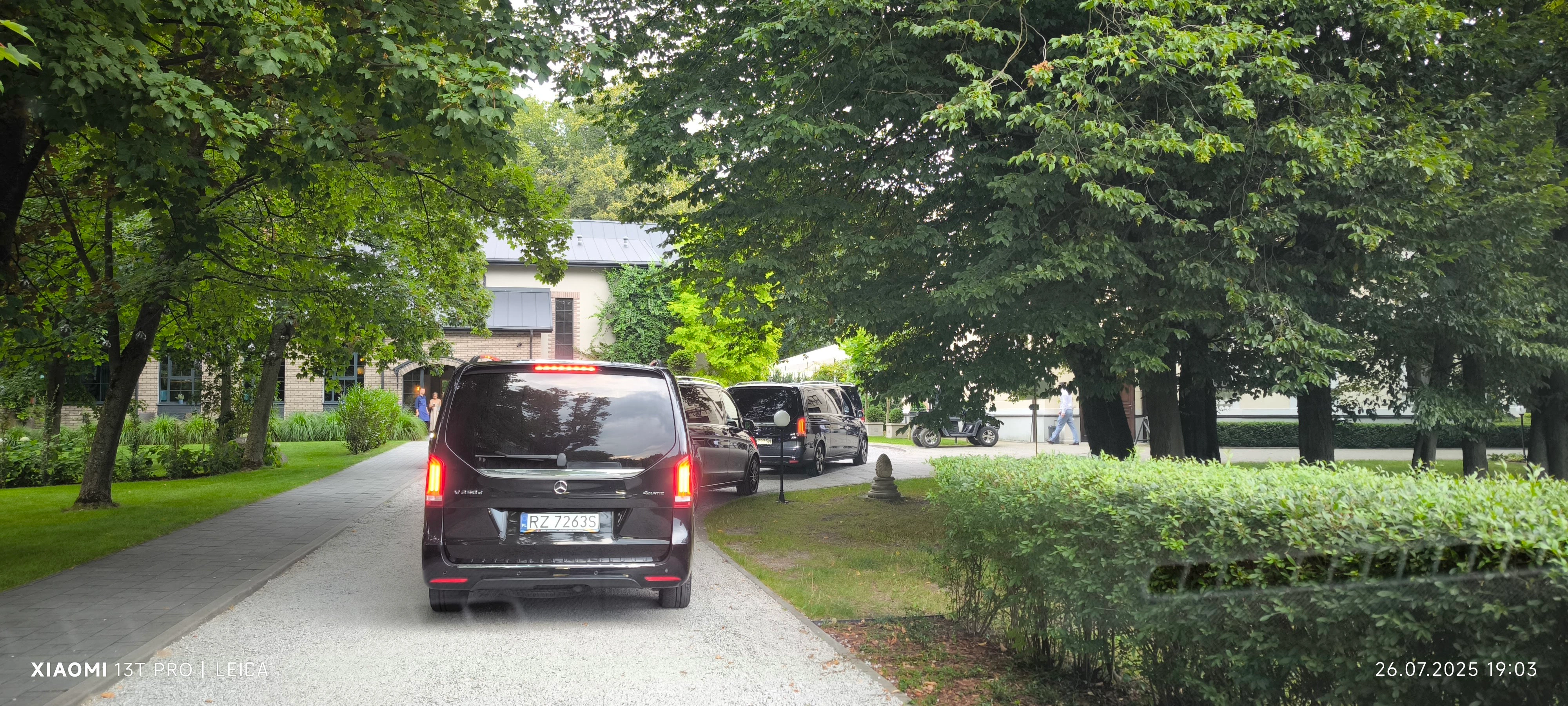 Vany Mercedes klasy V ustawione w kolumnie
