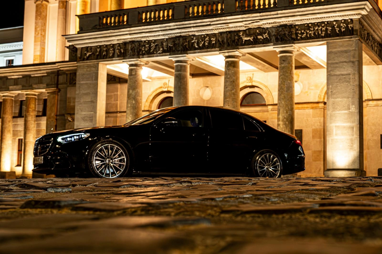 Mercedes klasy S przed zabytkowym budynkiem z kolumnadą