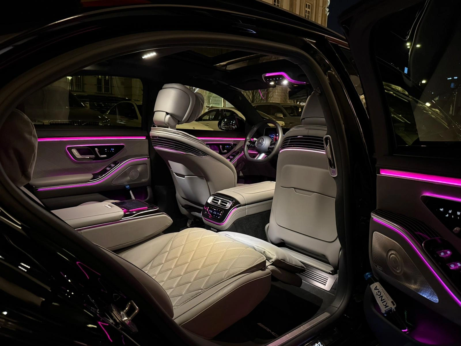 Wnętrze Mercedesa klasy S z różowym podświetleniem ambient