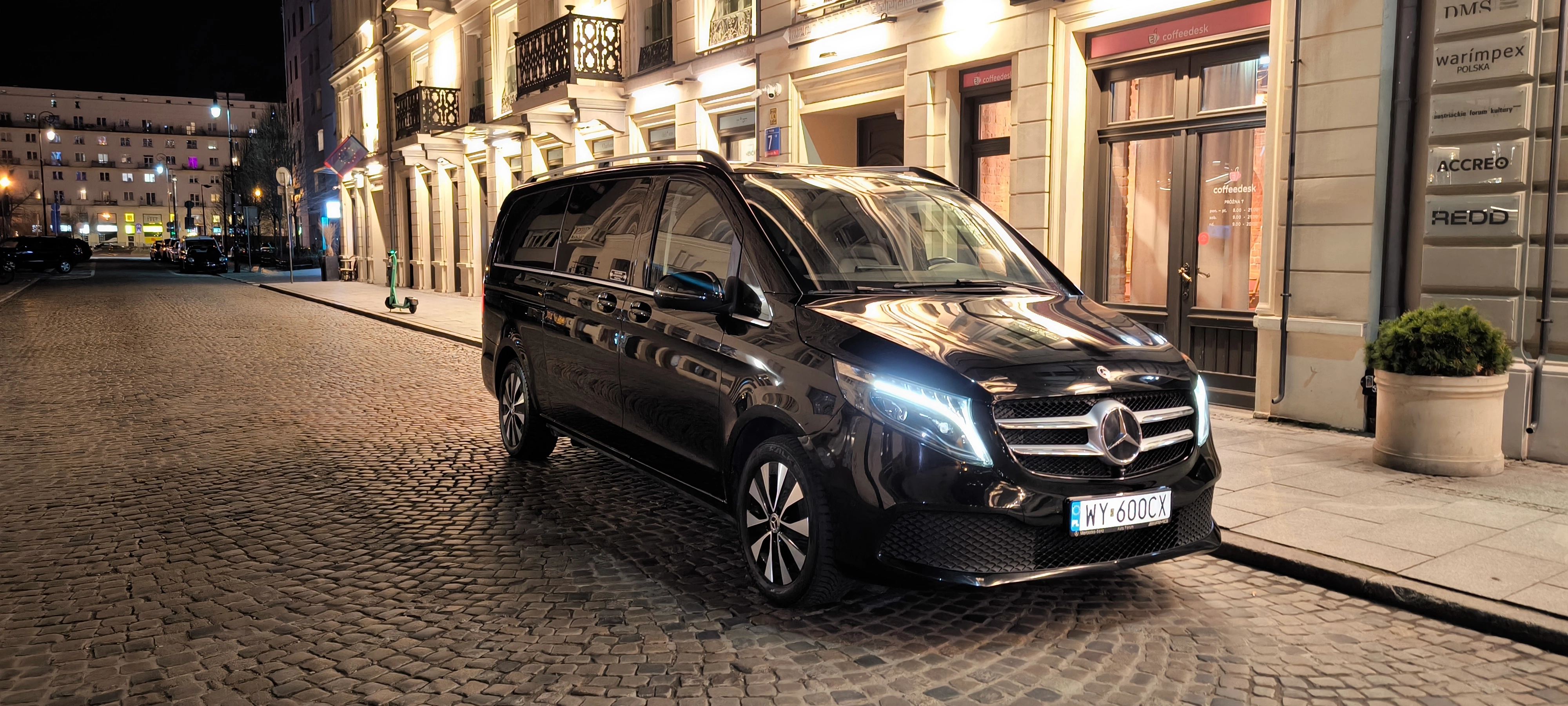 Czarny Mercedes klasy V nocą, widok z boku