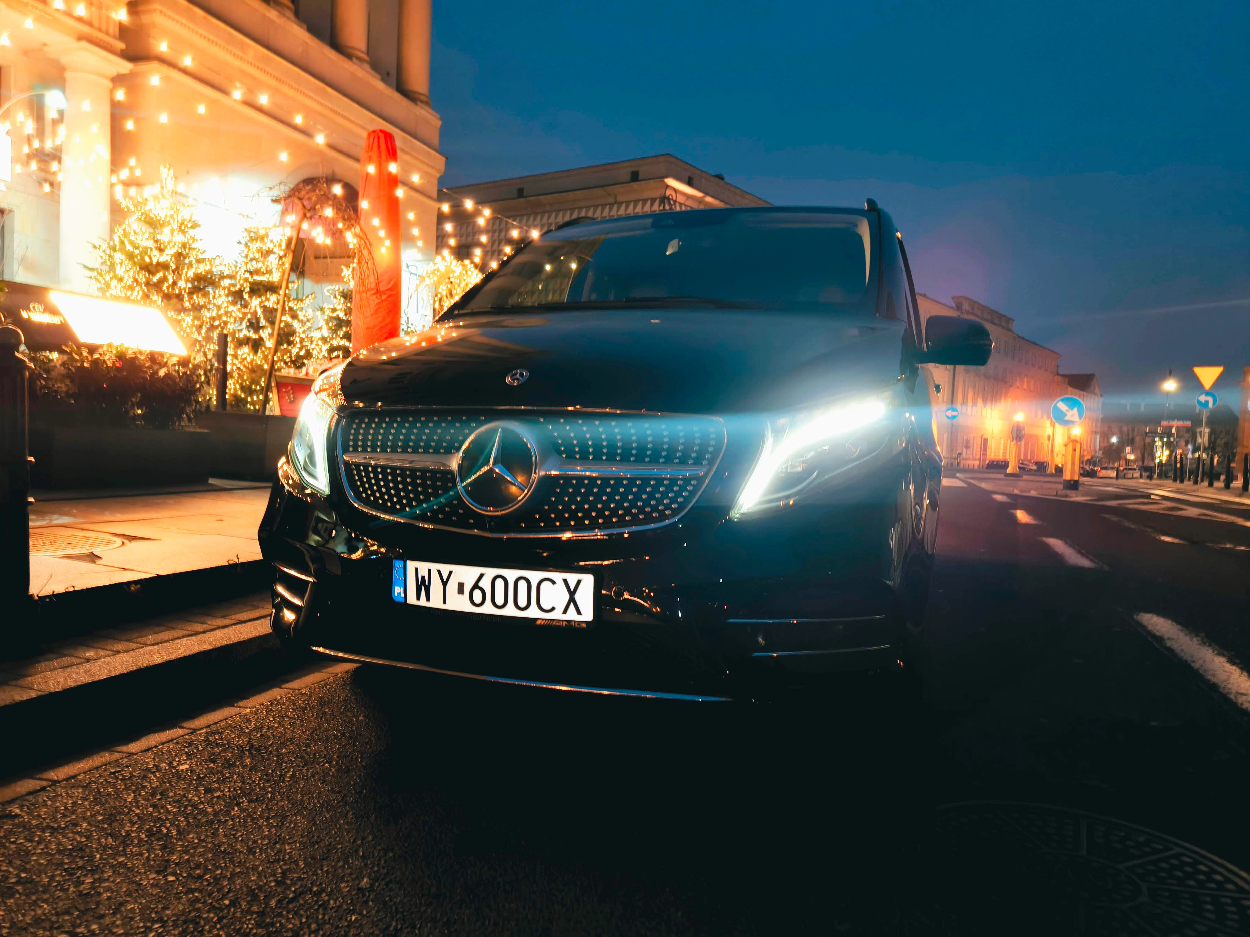 Czarny Mercedes klasy V nocą z włączonymi światłami LED