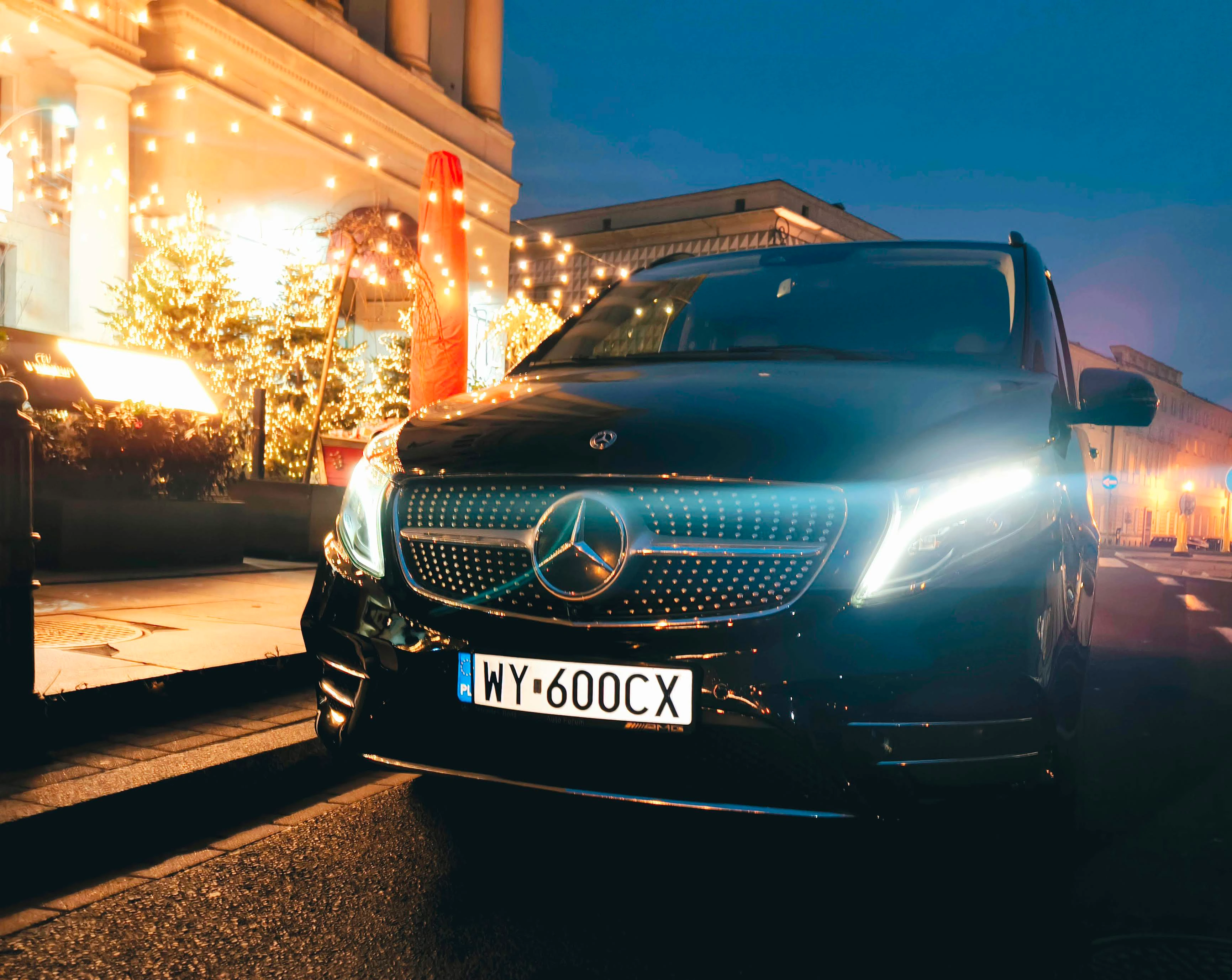 Przód Mercedesa klasy V nocą z reflektorami LED