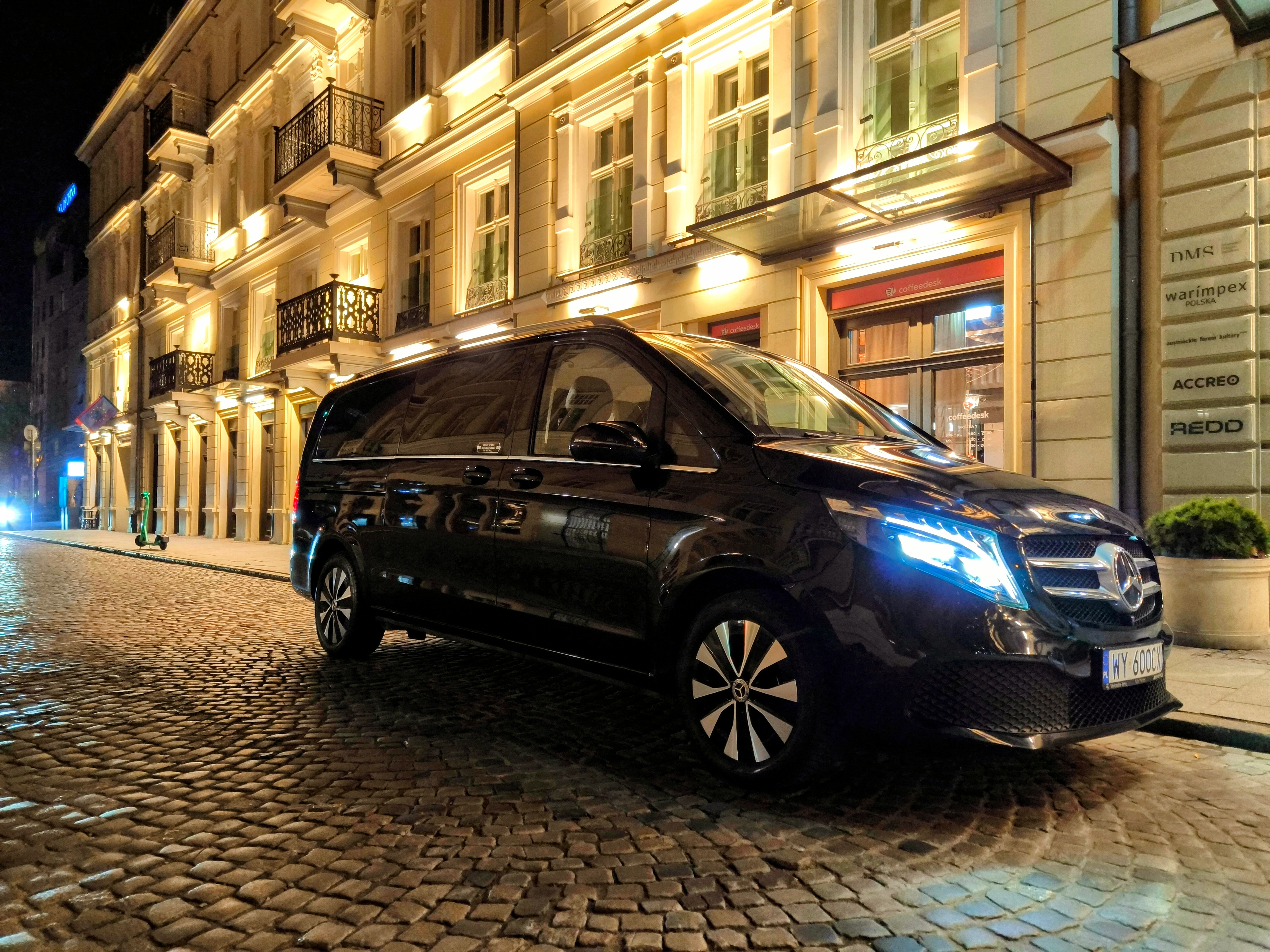 Czarny Mercedes klasy V na brukowanej uliczce w Warszawie