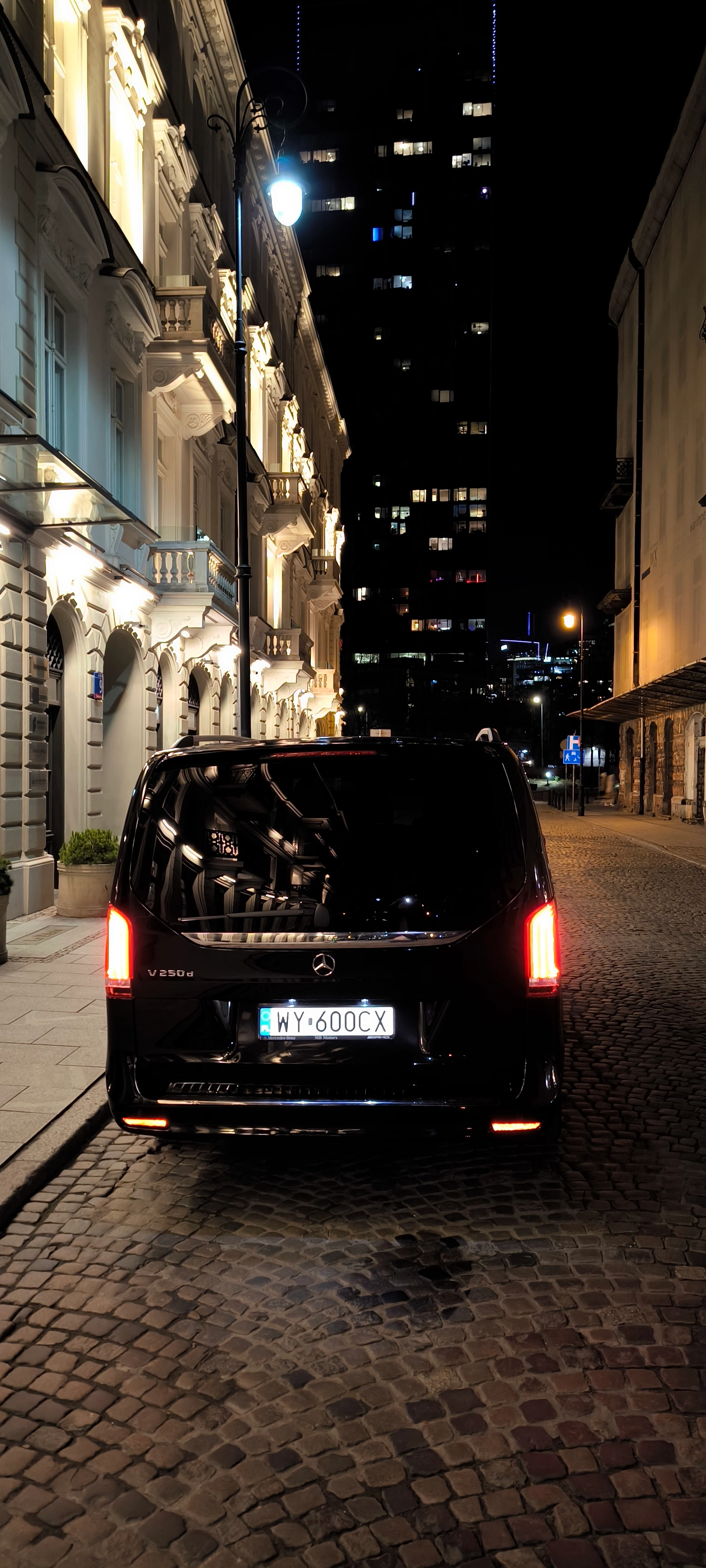 Mercedes klasy V nocą, widok z tyłu