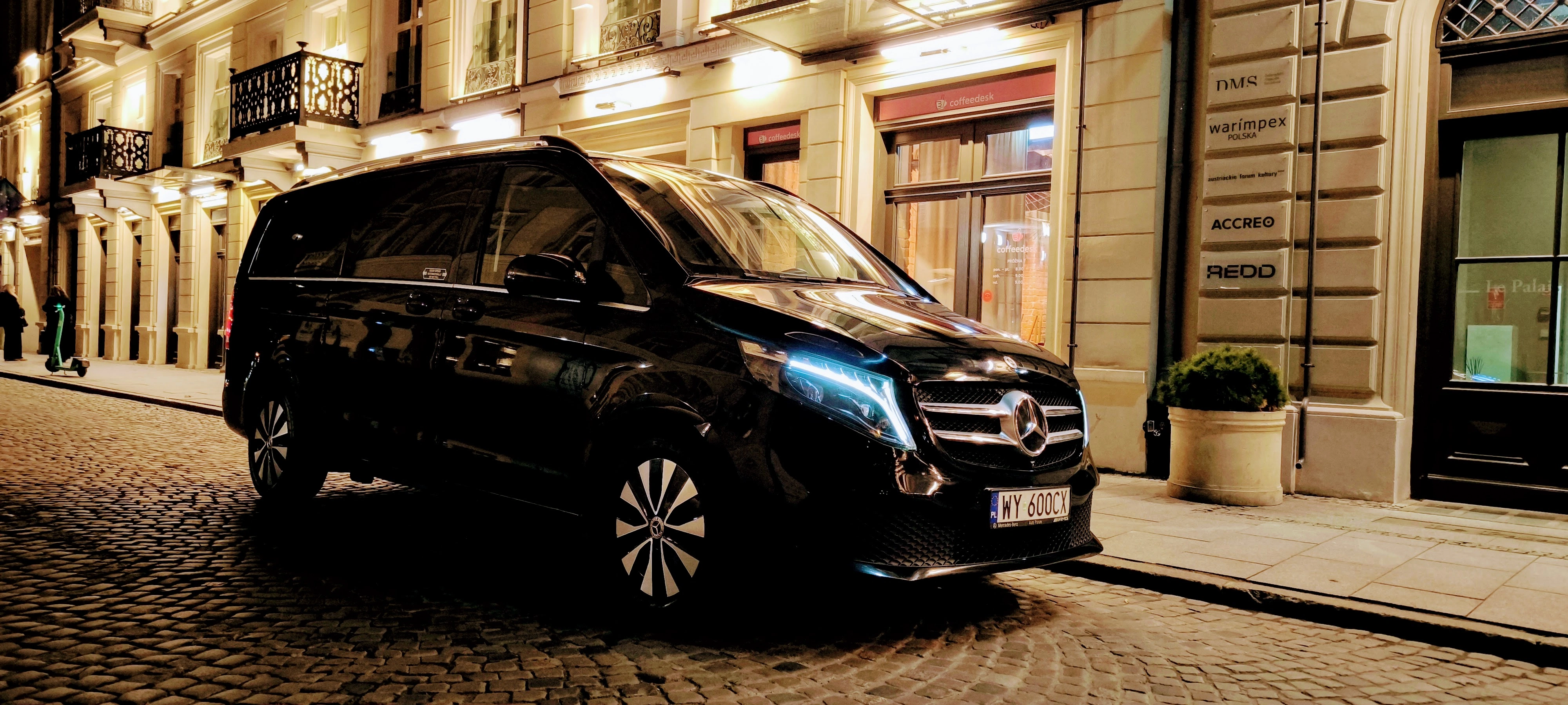 Czarny Mercedes klasy V na uliczce w Warszawie