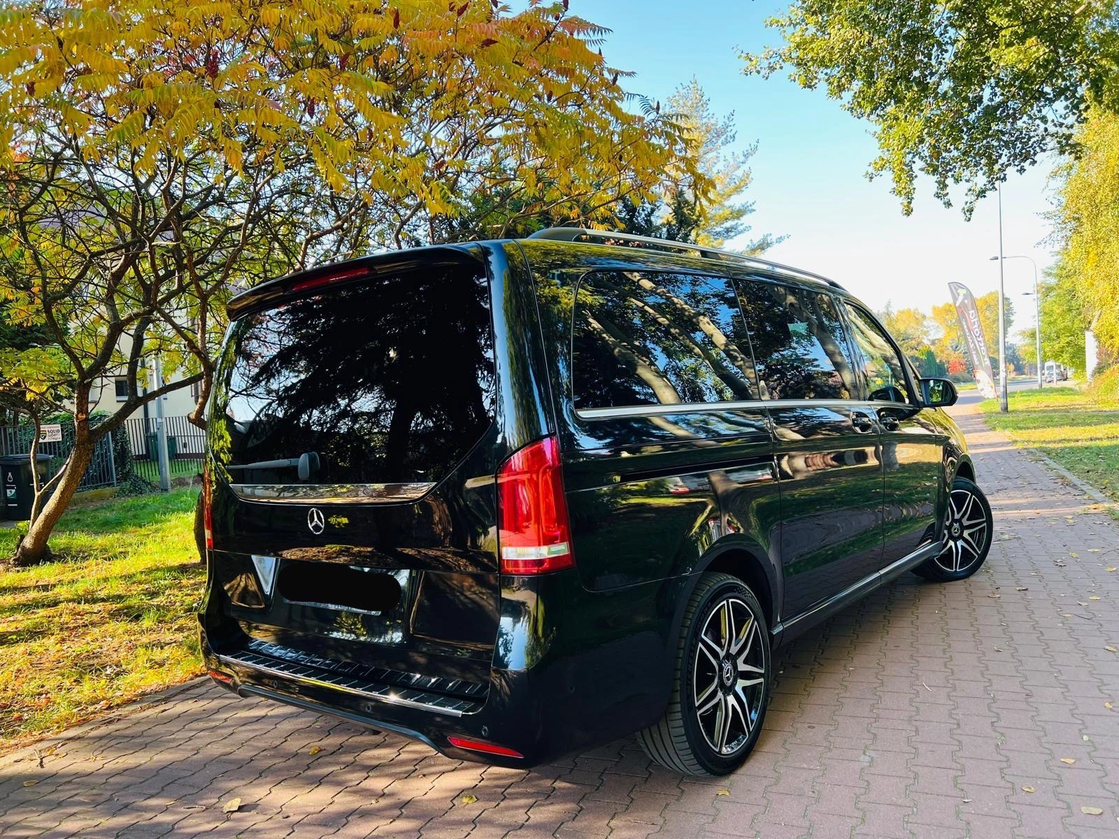 Czarny Mercedes klasy V, widok z tyłu