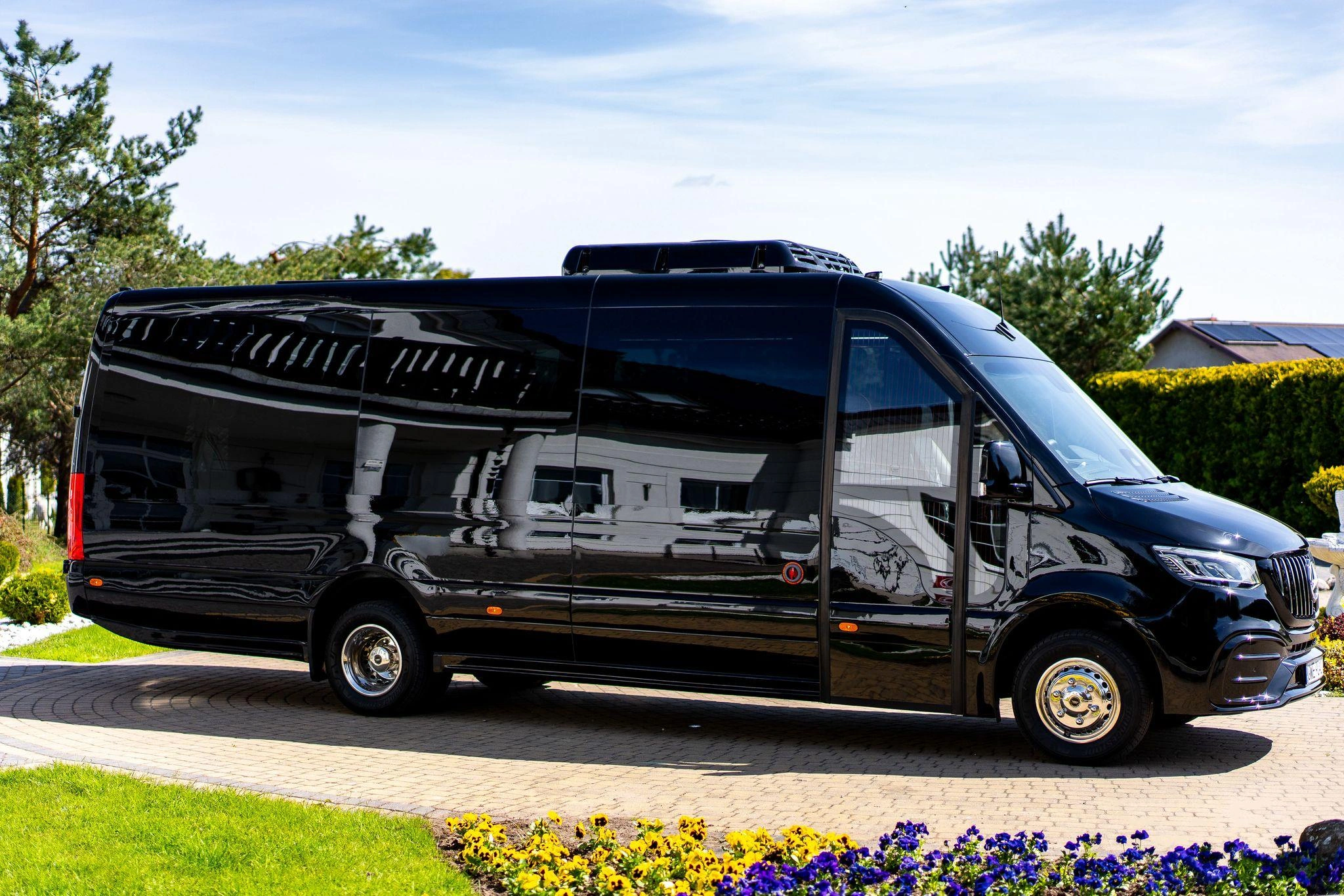 Czarny Mercedes Sprinter VIP, widok z boku