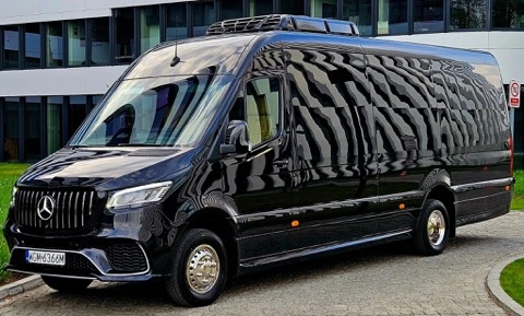 Czarny Mercedes Sprinter do przewozu VIP, widok z przodu