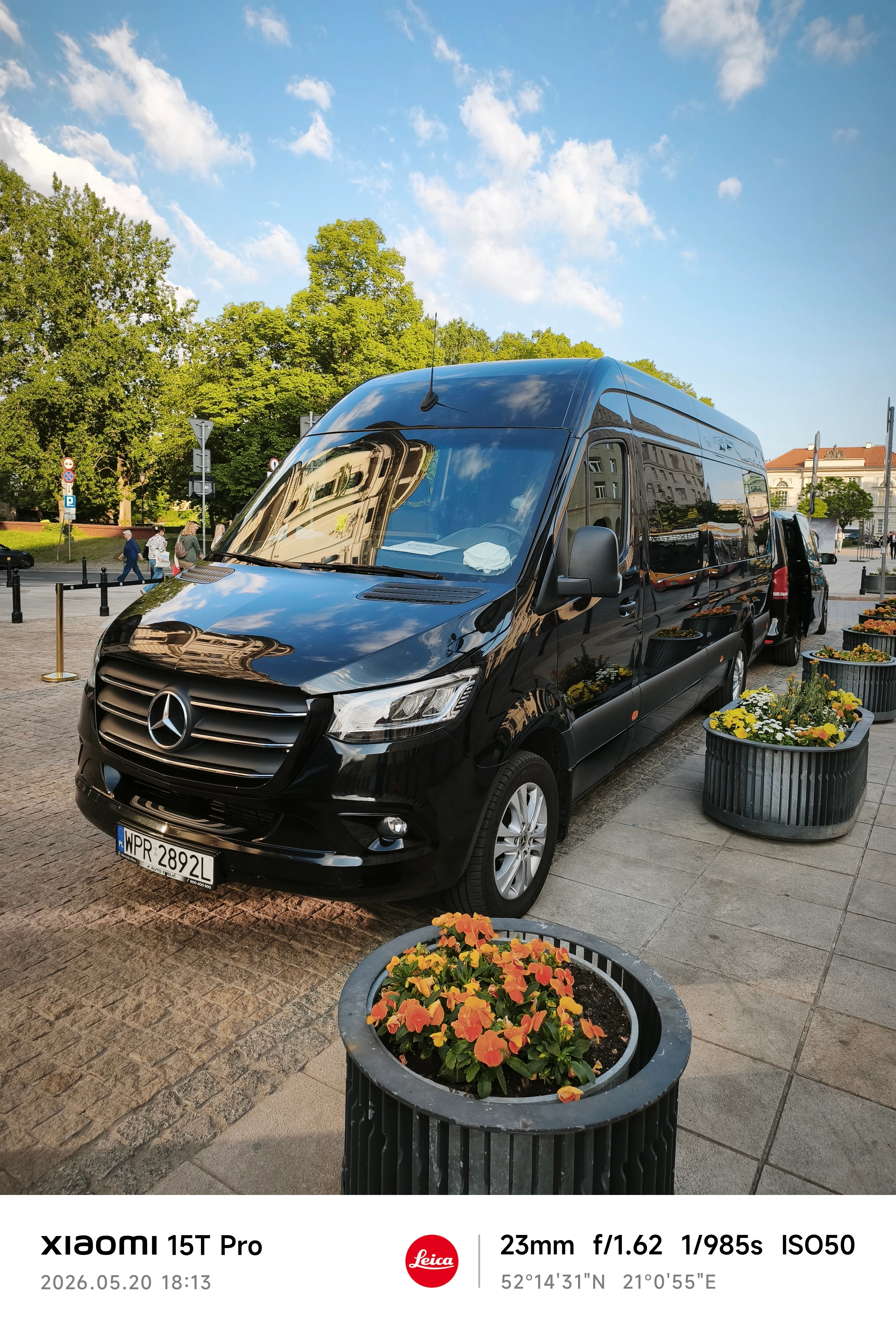Czarny Mercedes Sprinter VIP na ulicy w Warszawie